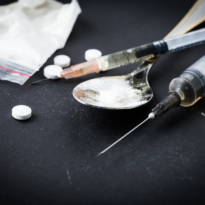Шприц и ложка
